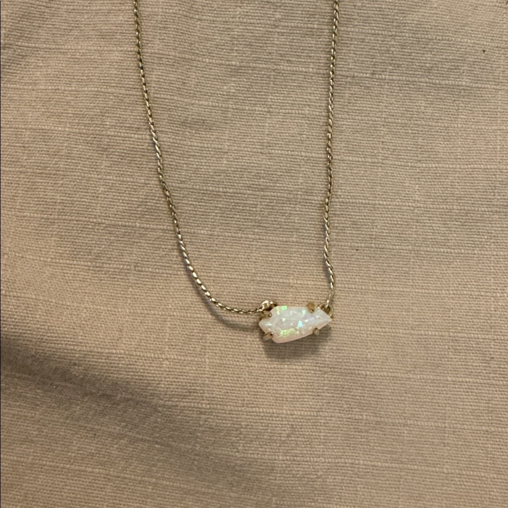 Kendra Scott Elegant Gold Chain Necklace with Iridescent Stone